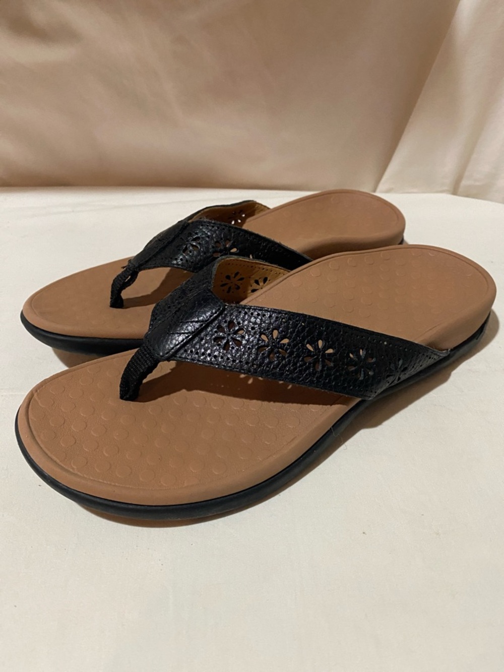 Vionic Black Tide Shona Leather Thong Sandals